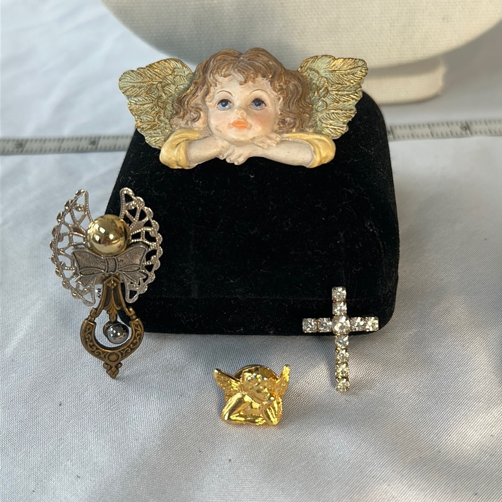 Group of 4 angels and cross pins